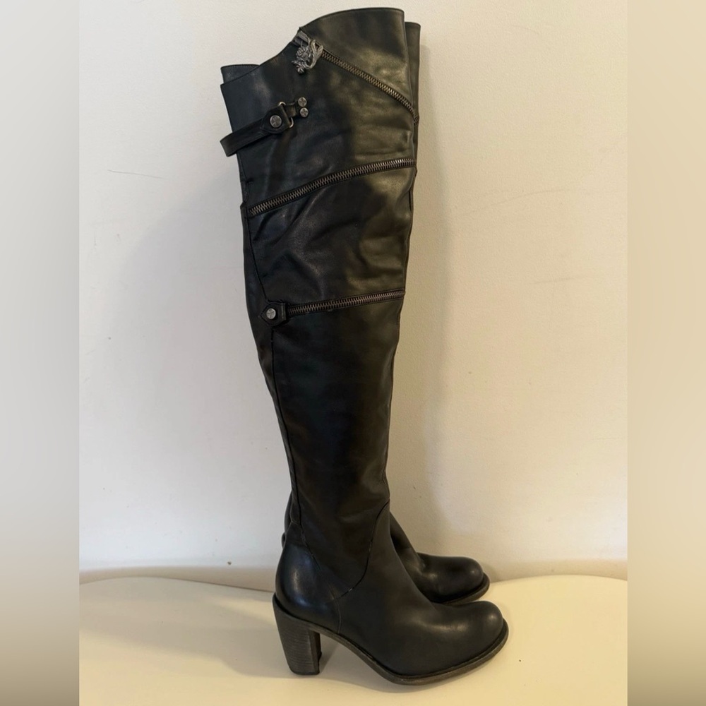 Vintage Y2K Siren by Mark Nason
Over The Knee Zipper Detail
Leather Boots Size 6